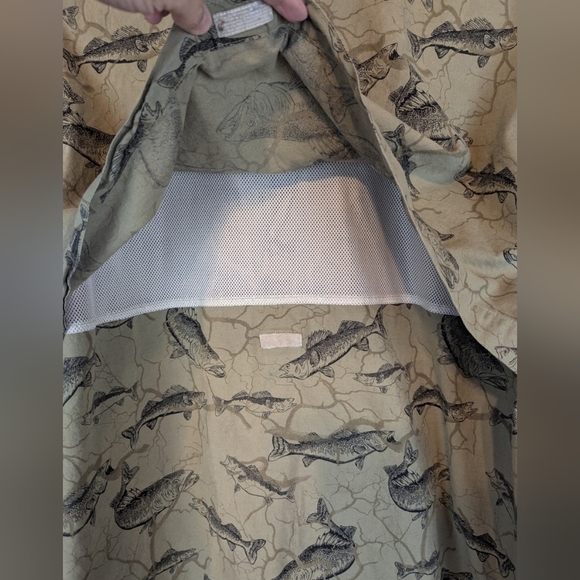 Cabela's 2XL fishing shirt in green with fish graphics and back vent panel - Picture 10 of 14
